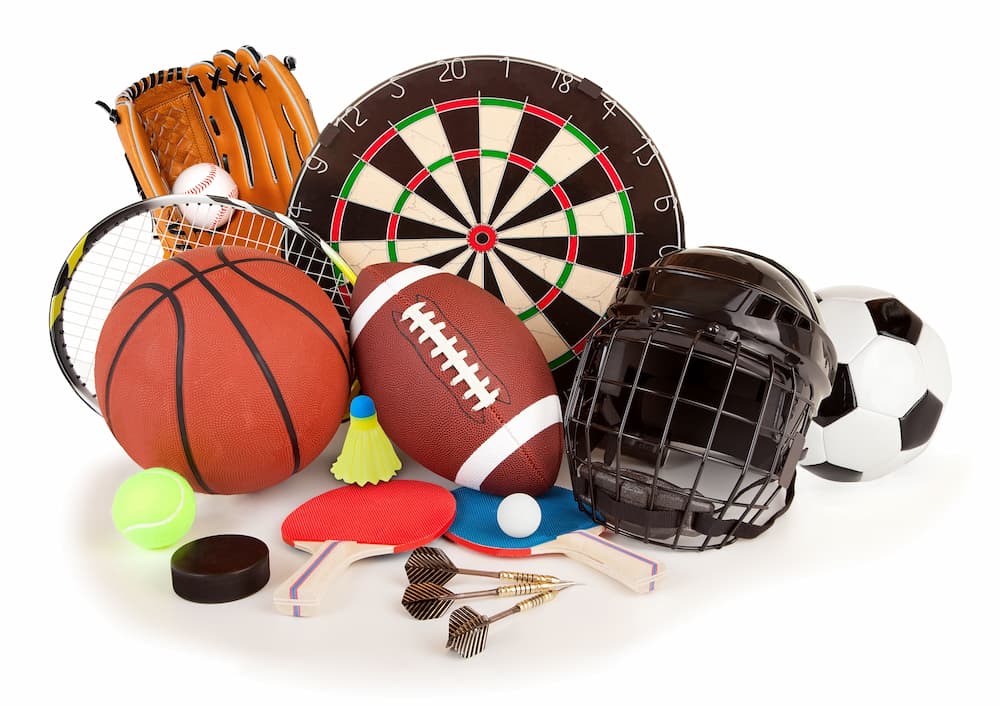 Verschiedene Sportgeräte wie der Tennisball, die Dartscheibe und der Tischtennisschläger neben einander. Copyright: Dellnesco / Alamy Stock Photo